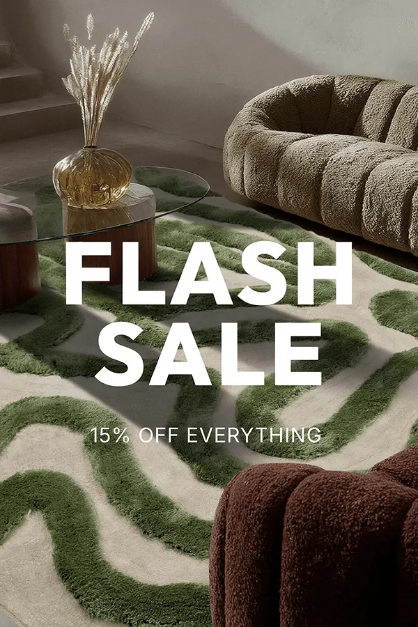 Eleganter, weicher Hochflorteppich in warmen Herbsttönen, der dem Wohnzimmer ein einladendes und stilvolles Ambiente verleiht.