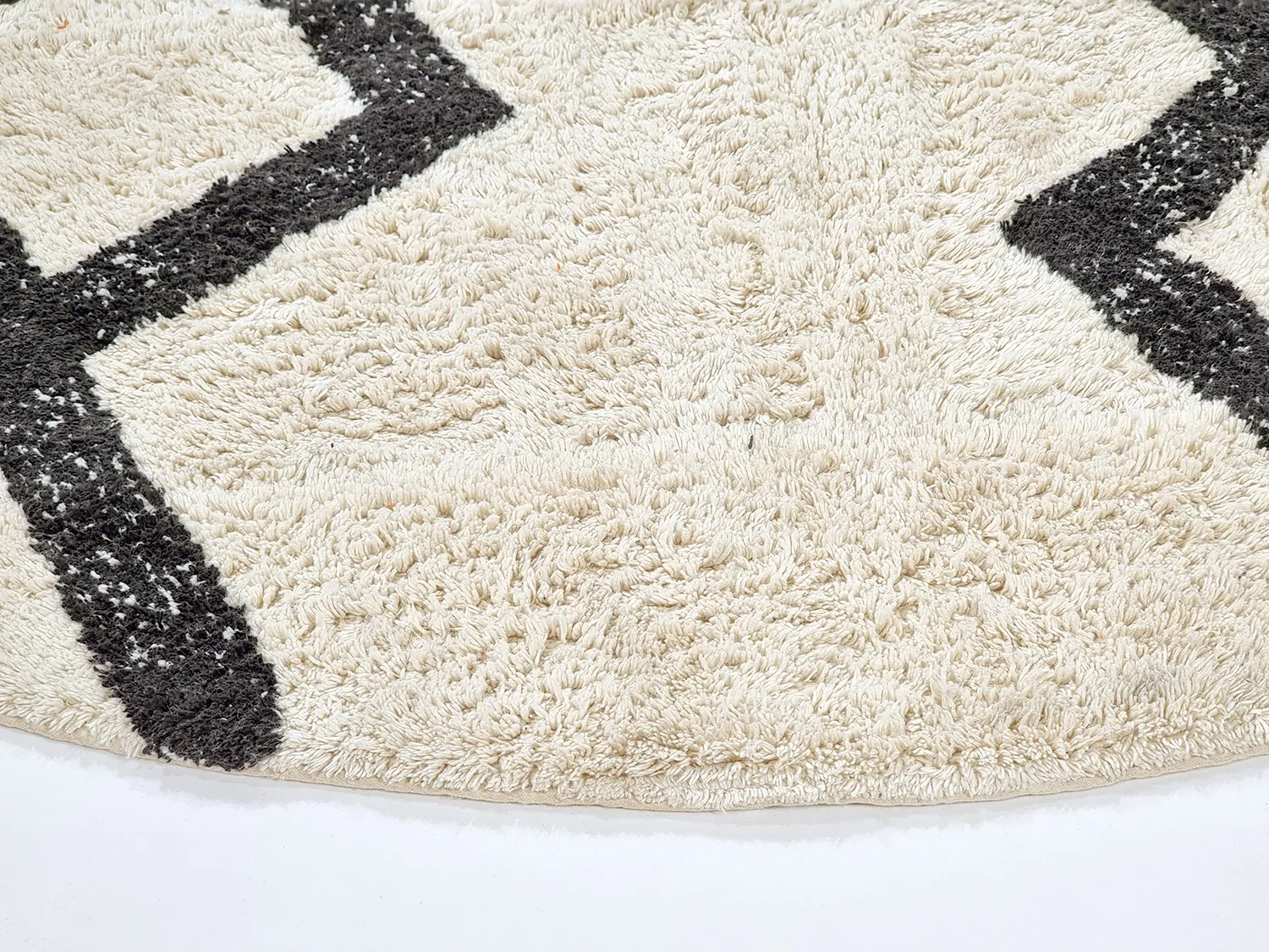 Tapis rond - Chablis Natural Cotton Shaggy (blanc cassé/noir)