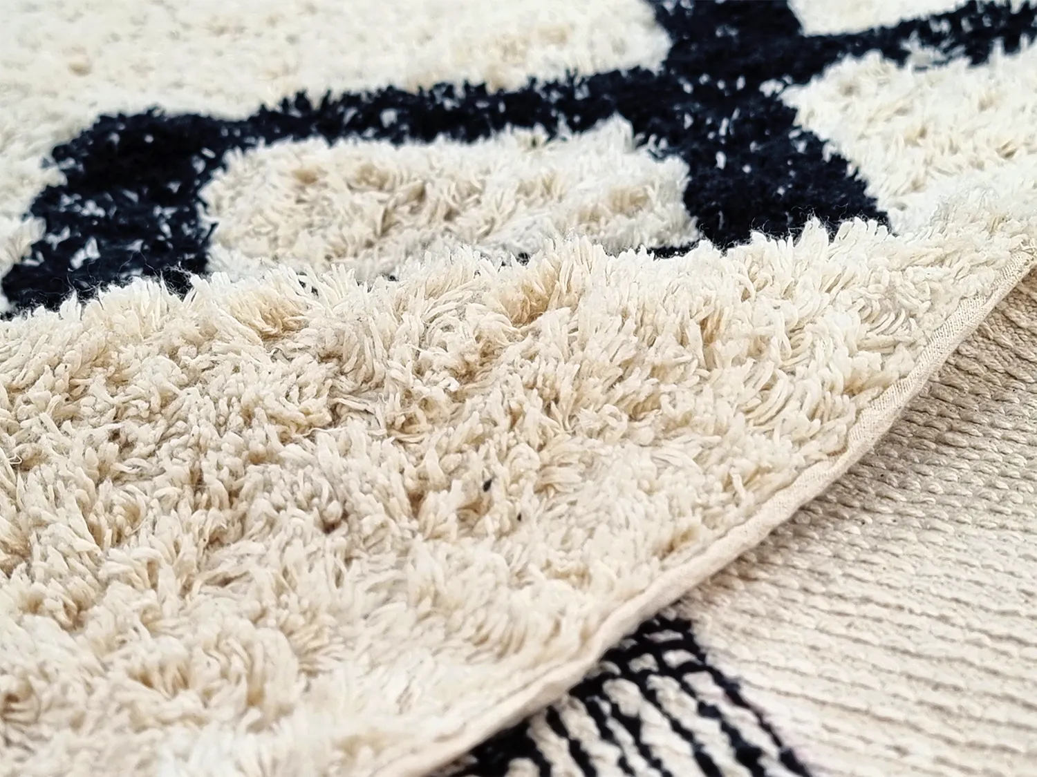 Tapis rond - Chablis Natural Cotton Shaggy (blanc cassé/noir)