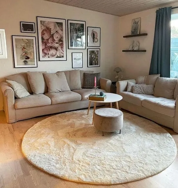 Un-tapis-plus-clair-pour-votre-canapé-beige